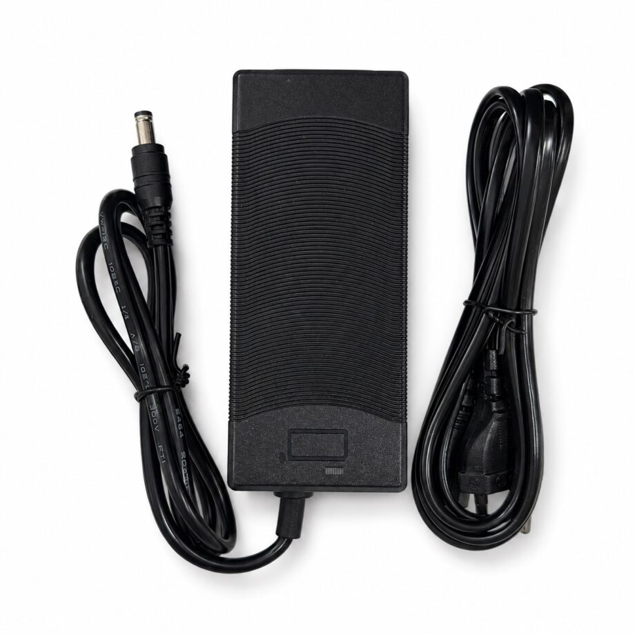 Chargeur 12,6 V 3 A