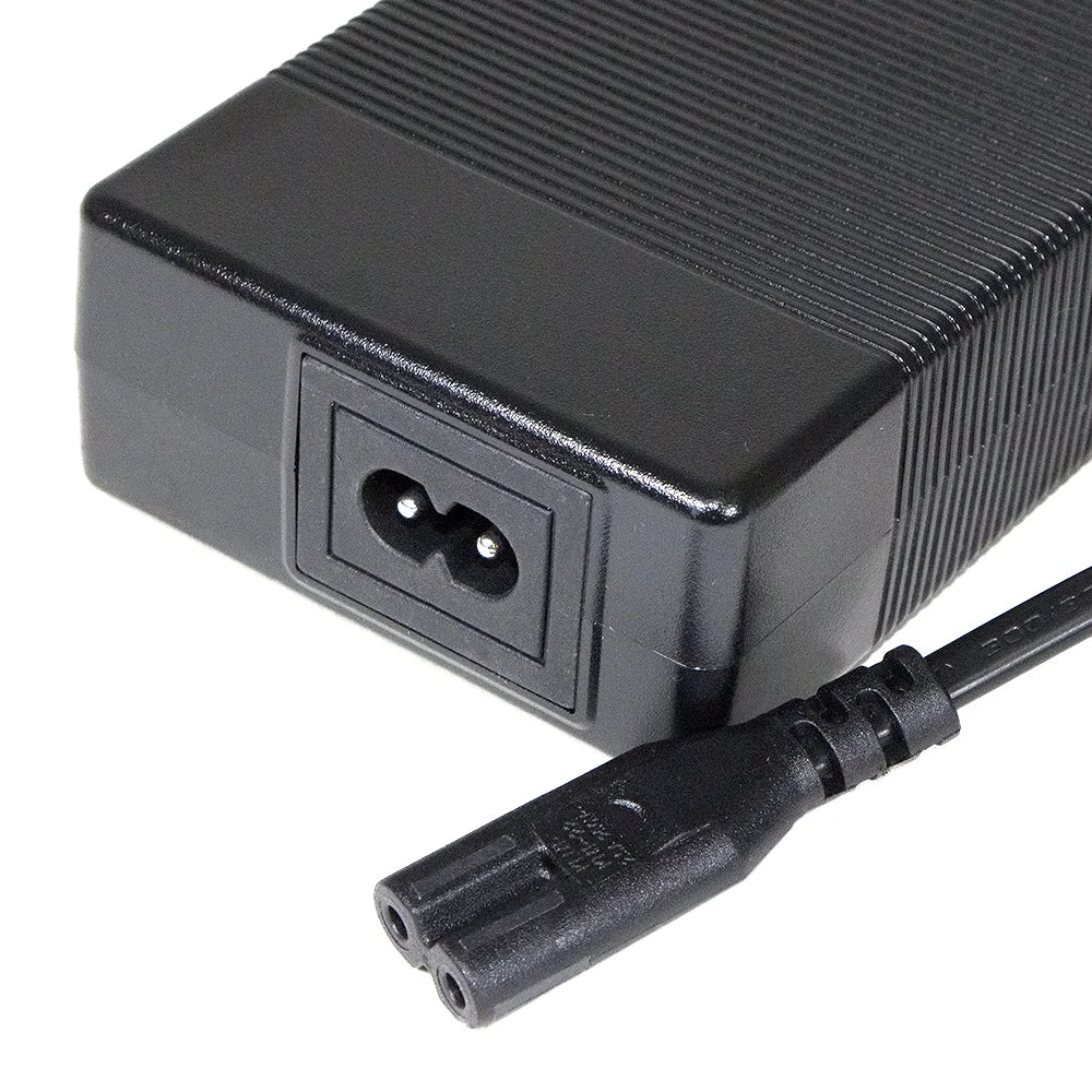 Chargeur premium 67,2V 2A connecteur GX16 3 broches